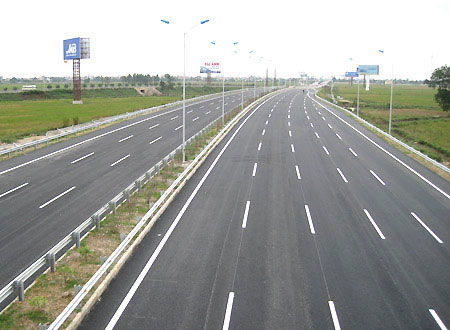 越南最長(zhǎng)高速公路路面鋪設(shè)工程完工