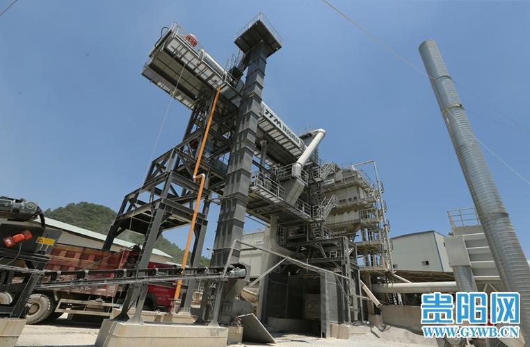 8月13日,在貴州筑城恒創(chuàng)建設(shè)工程有限公司龍井拌和站,堆放著6,7萬(wàn)噸的