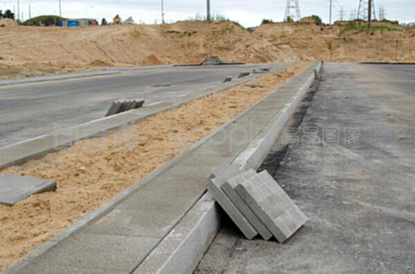 公路建設。路面瓷磚人行道